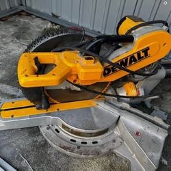 DEWALT Double Bevel Sliding Miter Saw / Máquina De Cortar Madera