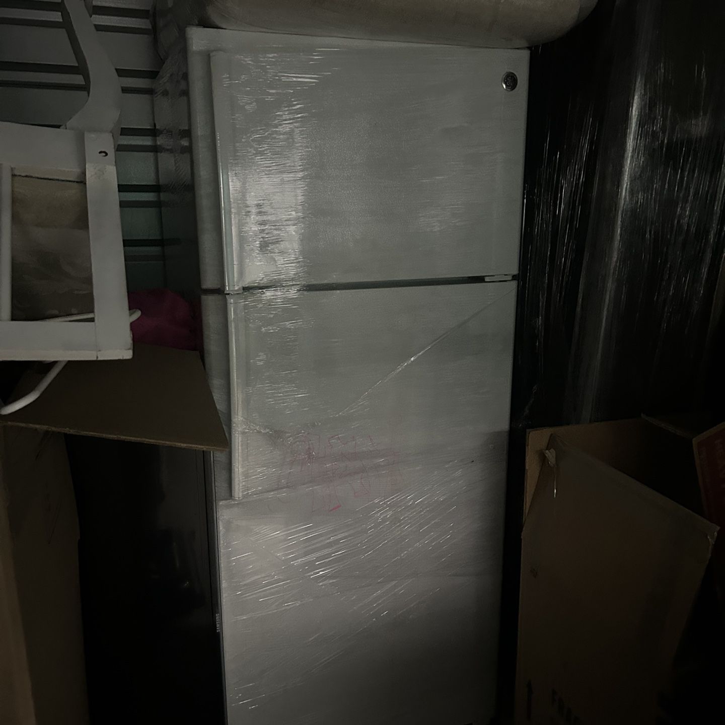GE Refrigerator -LIKE NEW