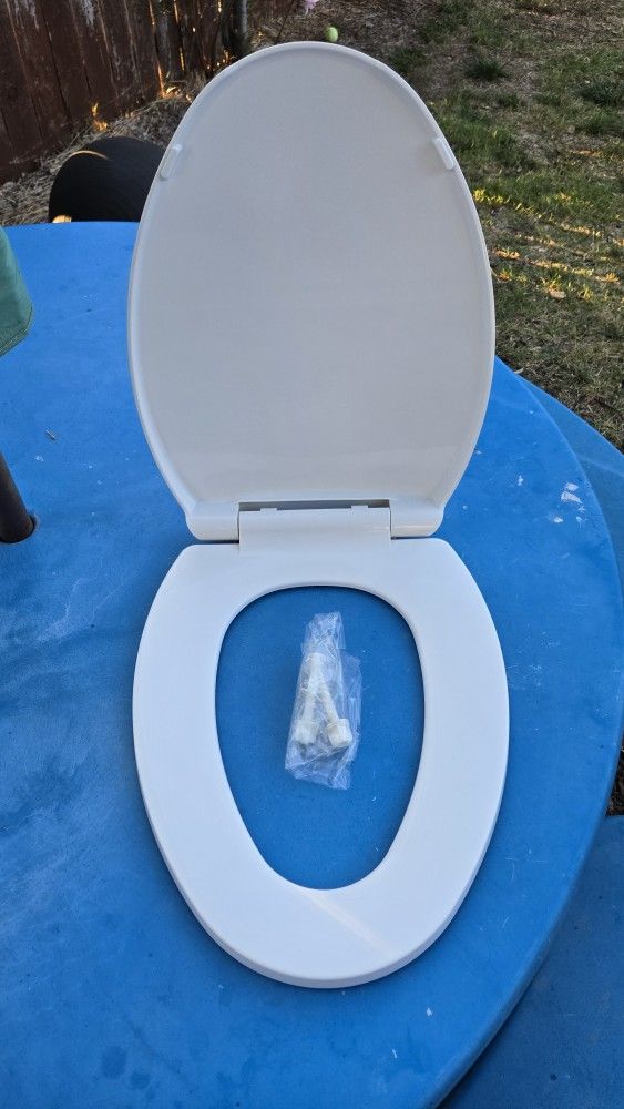 White, Plastic Elongated Toilet Seat, Like NEW.