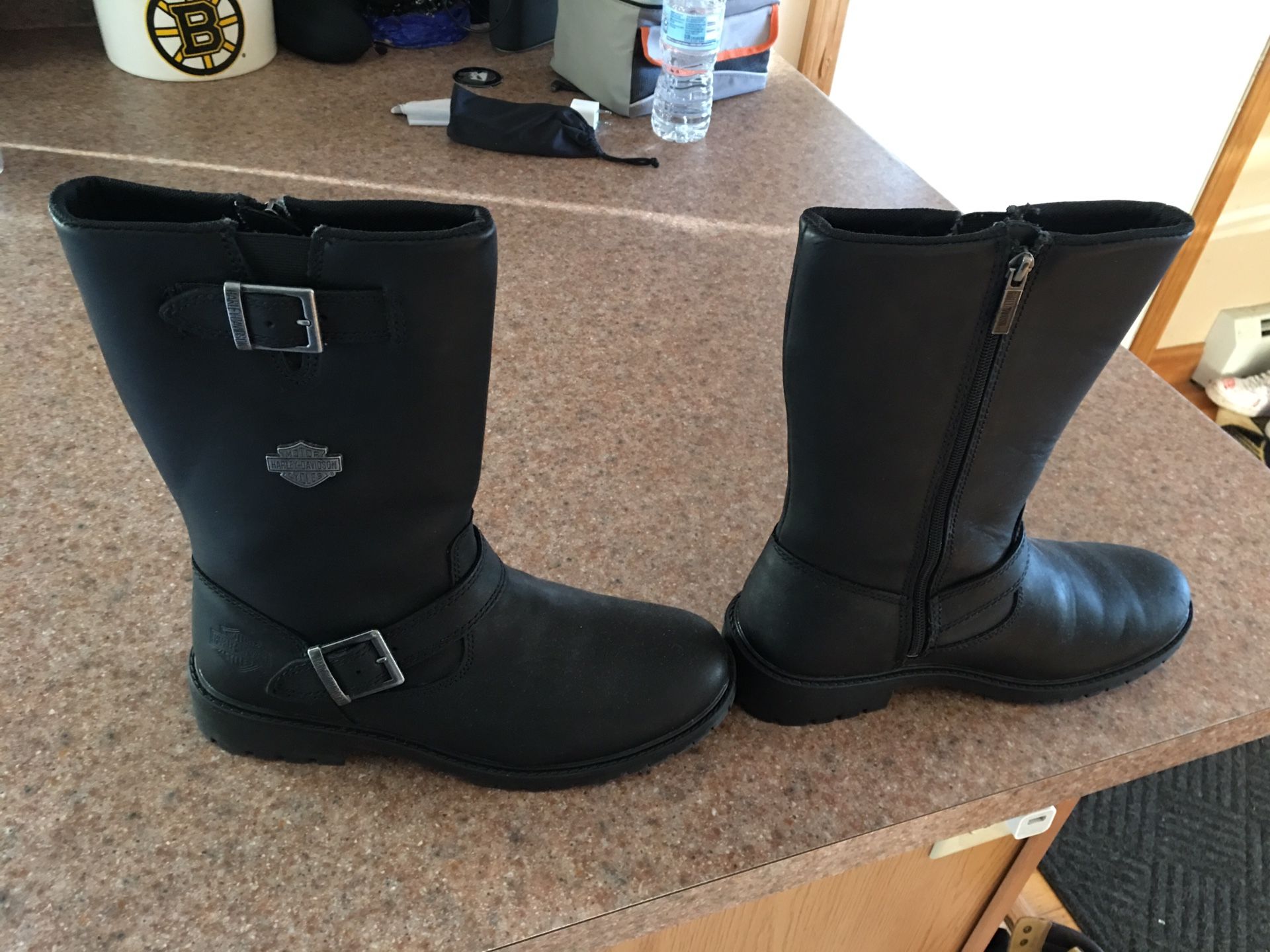 New men’s Harley zippered boots sz 9