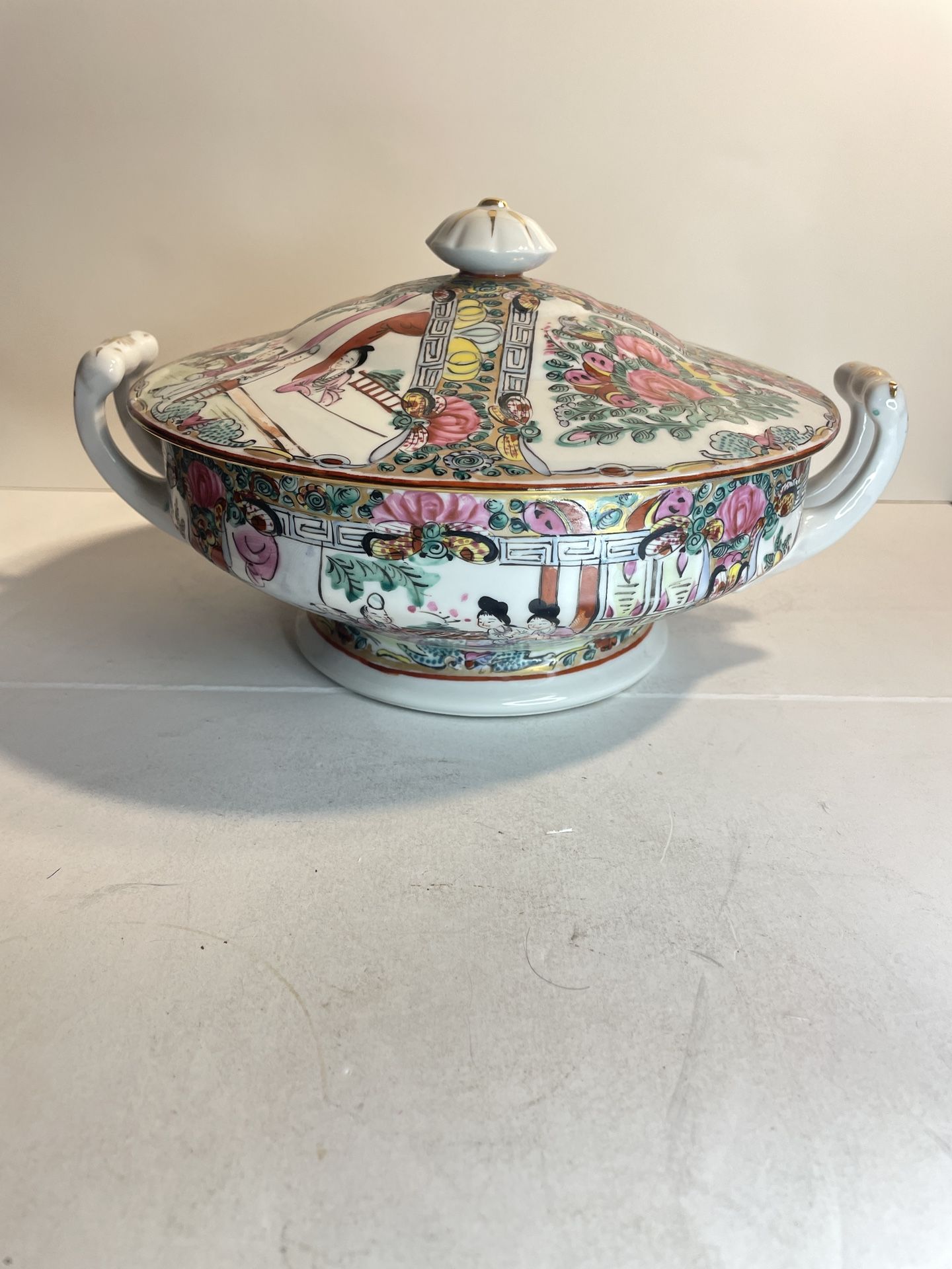 Vintage Chinese famille rose porcelain pot with lid