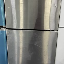 Whirlpool refrigerator top and bottom in stainless steel with ice maker