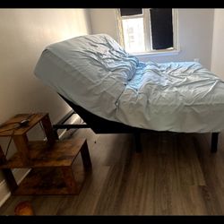 Adjustable Bed /Sealy Sleepy Clean Mattress/ Like New