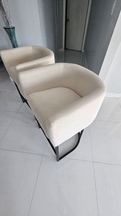 2 bar stools