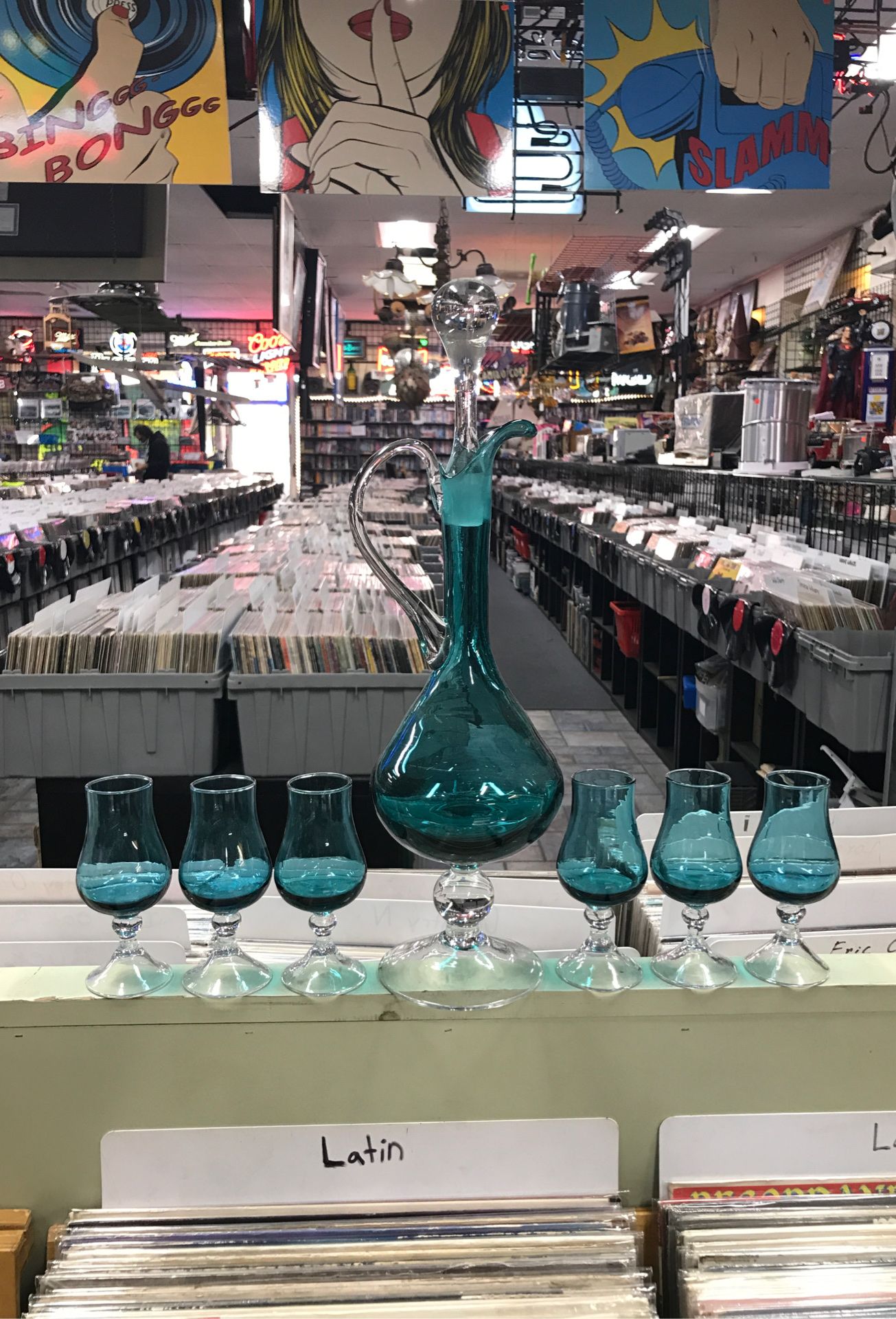 Wine / Laquer with 6 matching mini glasses