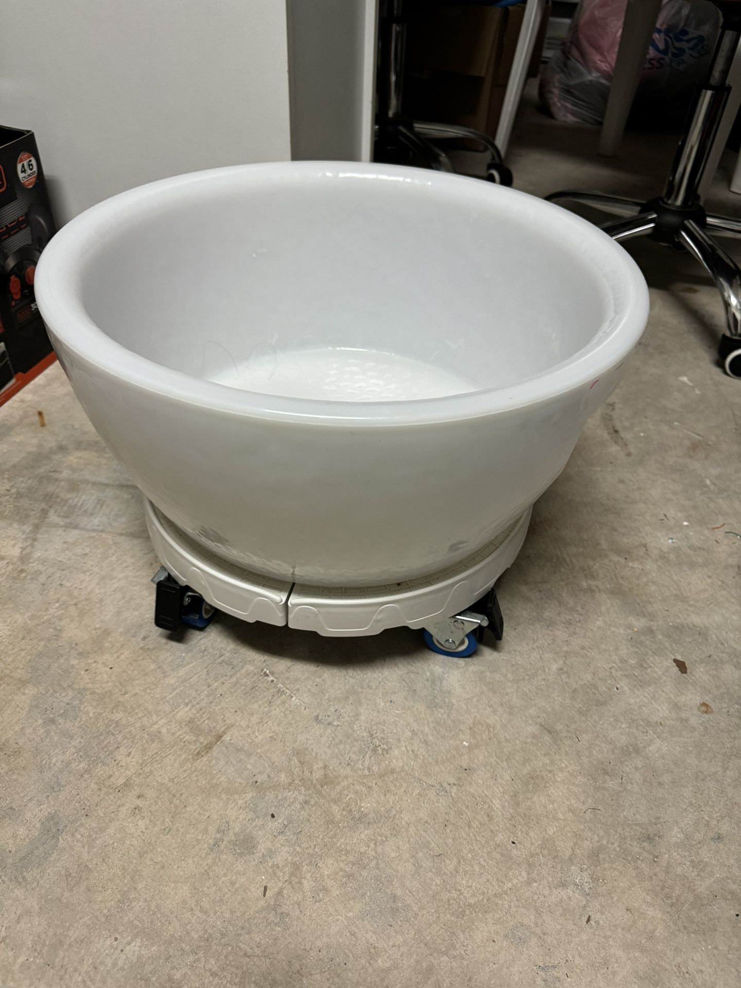 Resin Pedicure Bowl in Frost/White With Wheels Base