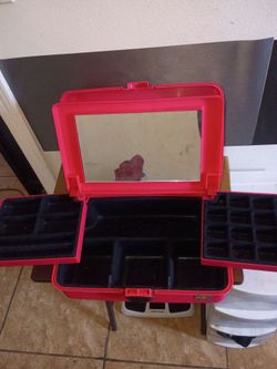 Jewelry box/make up box