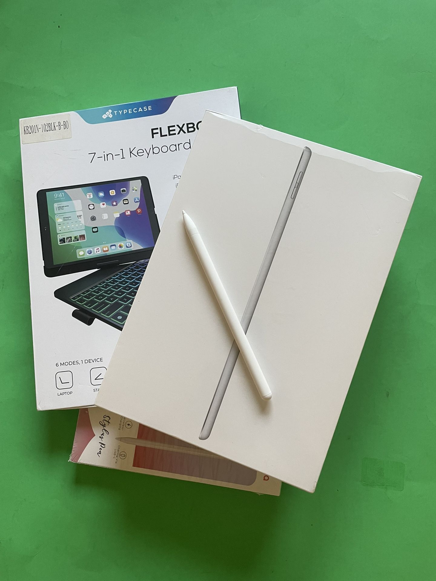 iPad 7th Generation 128GB Brand New Sealed With Keyboard And Pencil