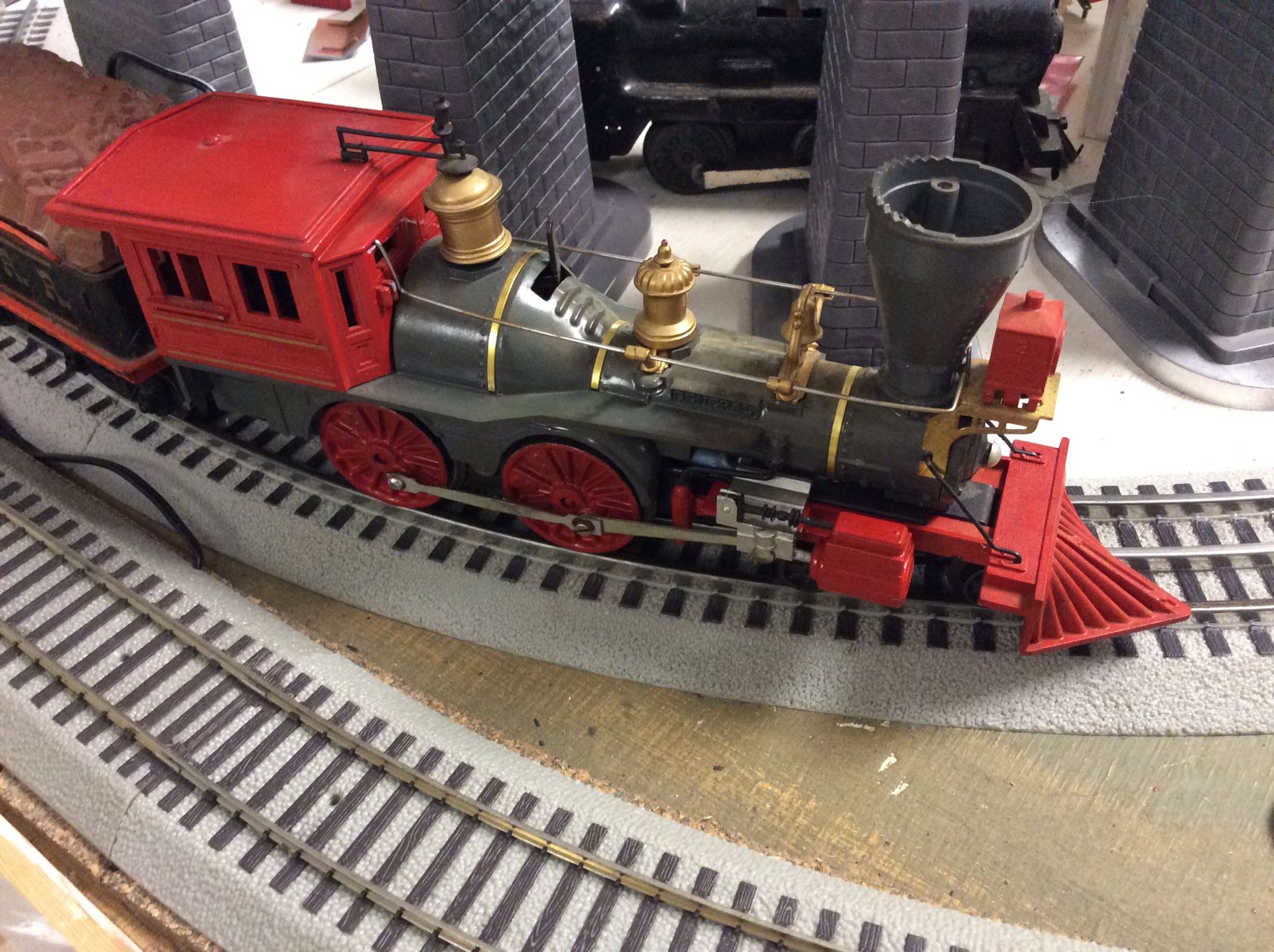 From Civil War and Disney movie , Lionel o scale of the engine, tender and 2 cars in very good condition. The General.