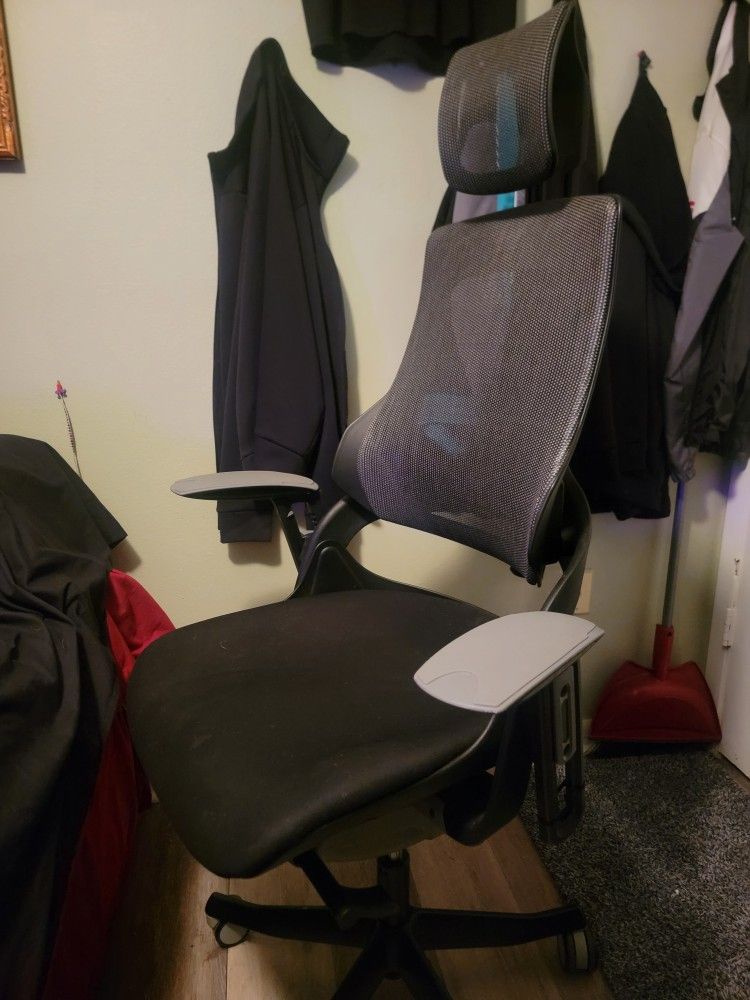 Uplift Pursuit Ergonomic Chair