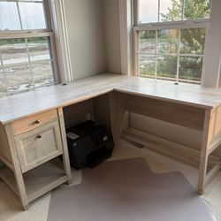 Mint Condition Desk And Chair!! Like NEW!! 