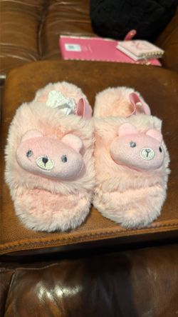 Girl, slippers, size medium