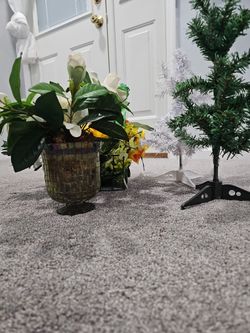 4 Peice, 2 Flowers And 2 Mini Christmas 🎄 Trees
