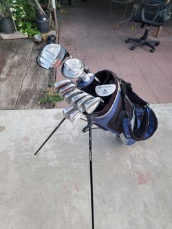 Taylormade & Titleist Golf Club Set Right Handed.  Golf Bag included