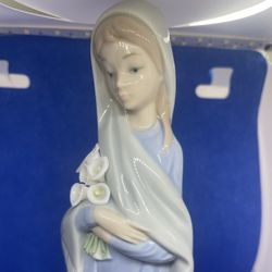 Lladro "Girl with Flowers" 4650 Girl in Scarf Holding Calla Lilly 