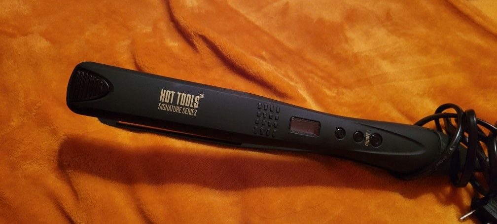 HOT TOOLS Signature Series Flat Iron