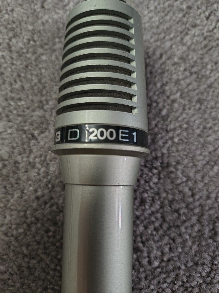 Akg D200E1 Cardioid Dynamic Microphone