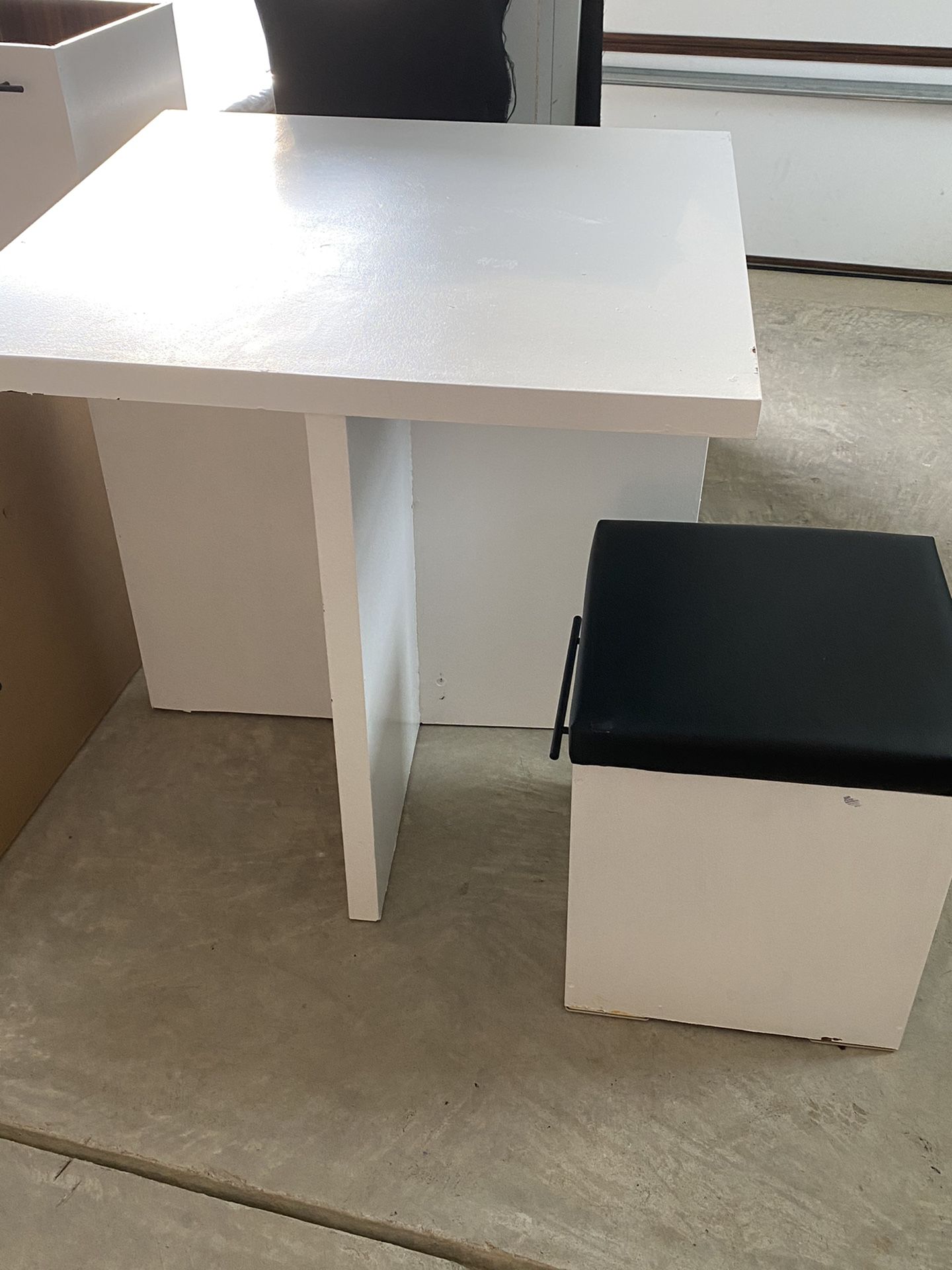 Desk & 4 cube stools