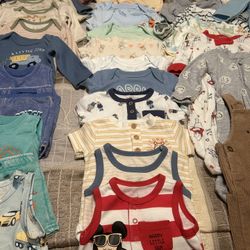 70 Piezas De Ropa De Bebé Más Garras Toallitas Y Bata De Baño Y Otra Cosa Más Todo Está Como Nuevo El Bebé Tiene 4 Meses Y Ya Dejó Toda La Ropa