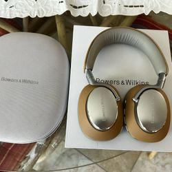 Bowers & Wilkins PX8 Tan