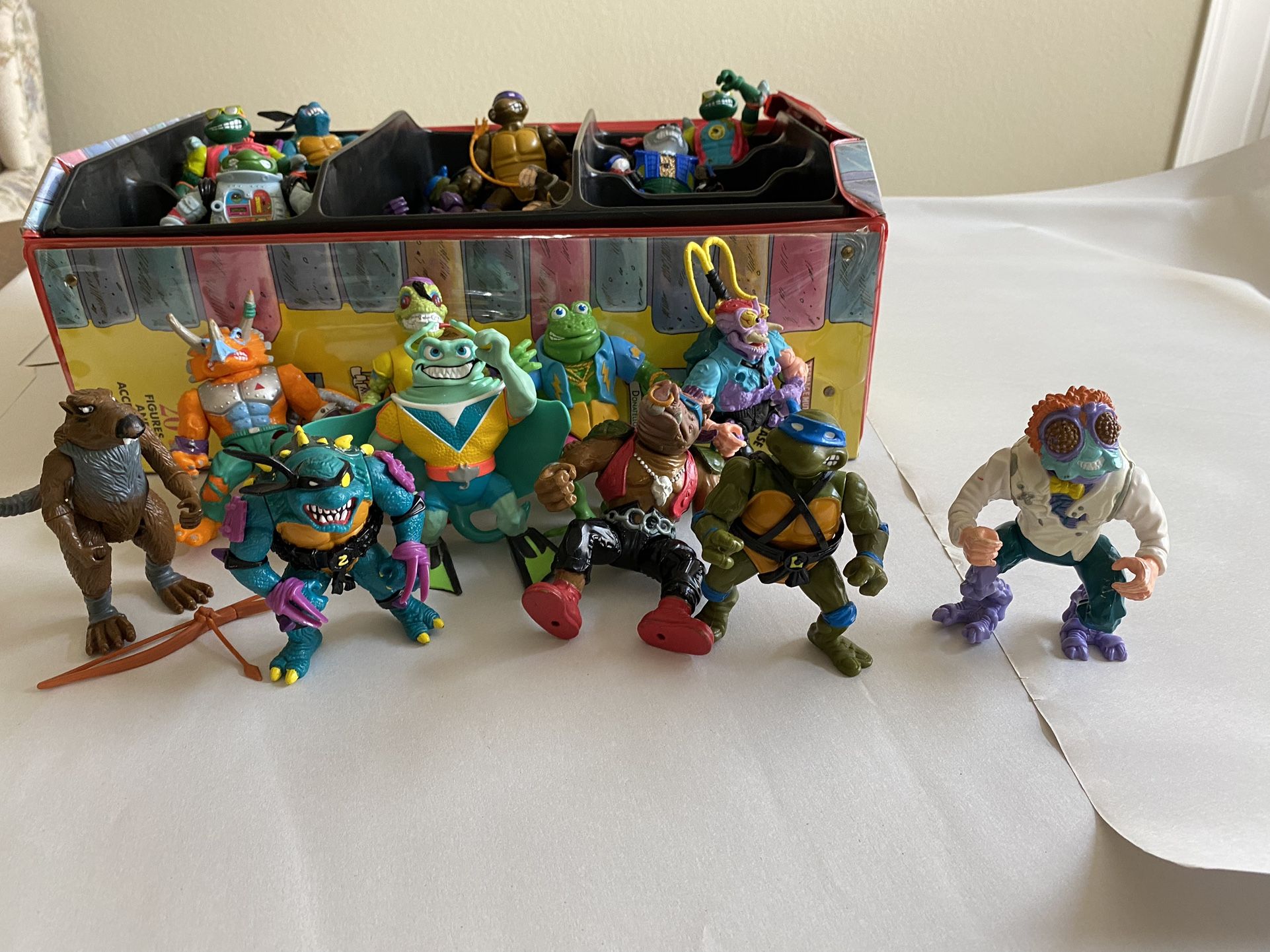 TMNT. Vintage Ninja Turtle Collection W/ 27 Figures And Case 1