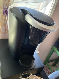 Keurig coffee pod maker with pod holder