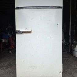 VINTAGE GENERAL ELECTRIC REFRIGERATOR WITH LAZY SUSAN SHELVES - WORKS