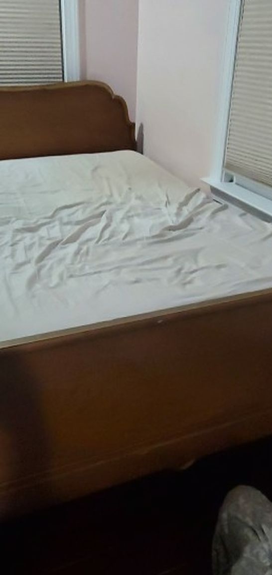 Free! Full Bed With Box Spring And Broken Mattress