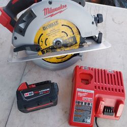 MILWAUKEE CIRCULAR SAW 7-1/4 WITH BATTERY 18V LITHIUM AND CHARGER 