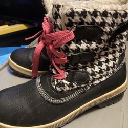 Woman’s Size 8 Winter Boots Brand Is Khomu