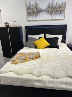 June Promotion Sleek finish Queen Bedroom set with gold accents