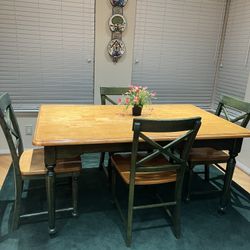 A Kitchen Table With 4 Chairs 