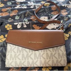 Michael Kors Signature Crossbody Clutch Bag