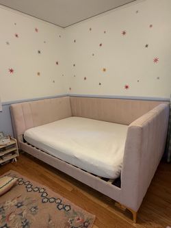 Kids’ full size day bed