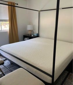 King mattress - like new - memory foam