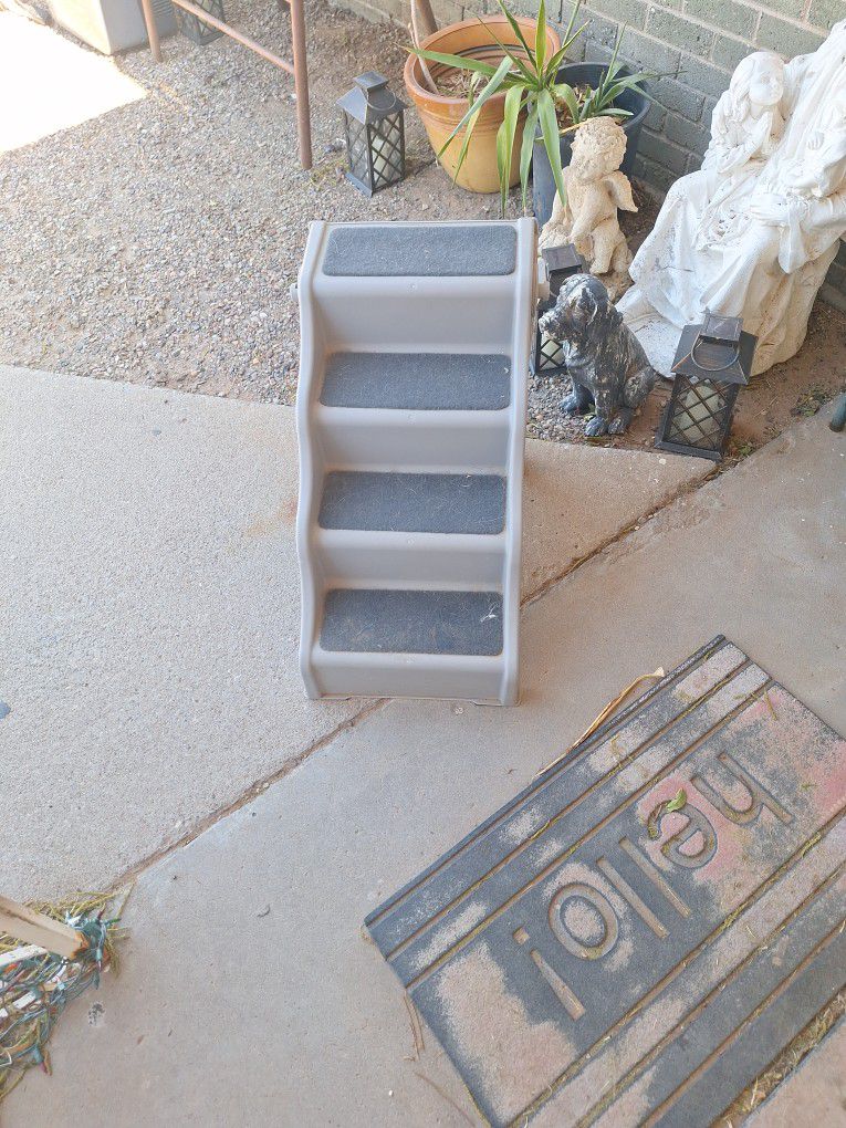 Quick sale! $10 Dog stairs - large 4 steps