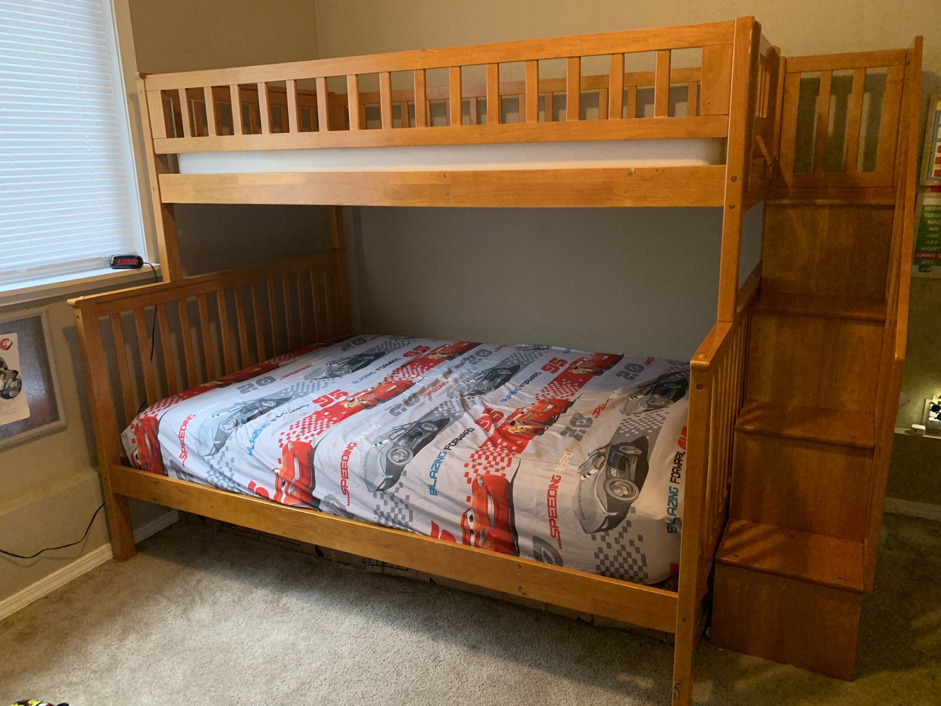 Twin over full bunk bed w/trundle