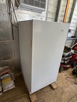 Freezer – Frigidaire – freestanding