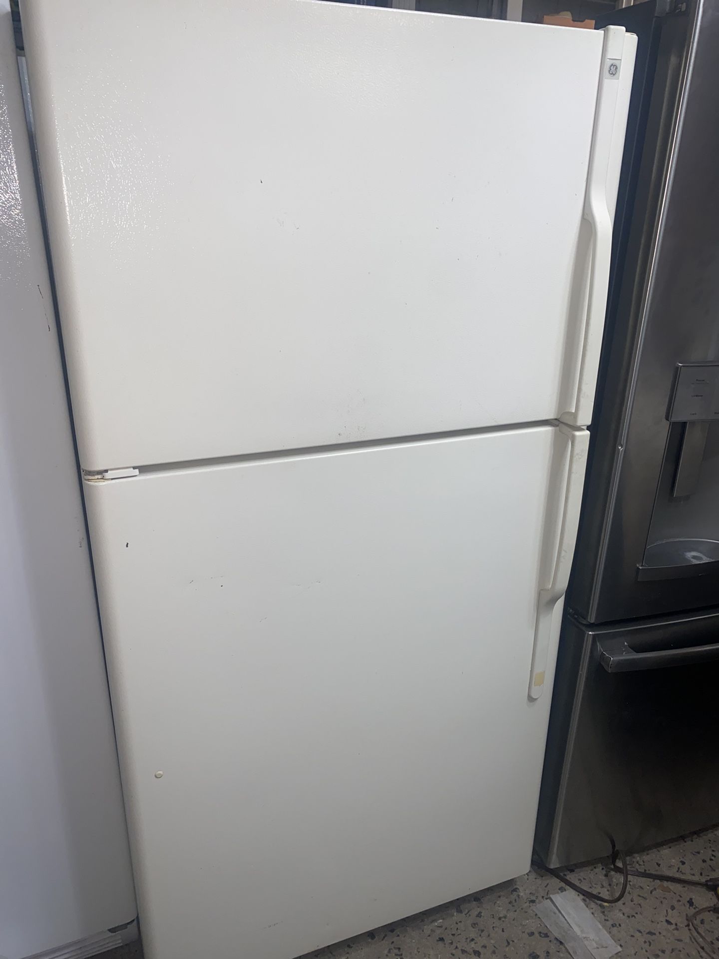 Ge 33” Wide Refrigerator