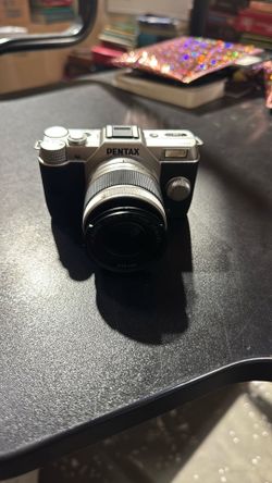 Pentax Q10 12.4MP with 02 zoom lens kit (Silver)