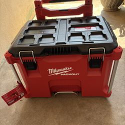 Milwaukee Packout Rolling  Tool Box