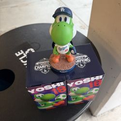 Yoshi bobblehead 