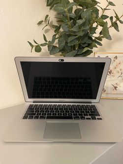 2017 Apple MacBook Air 128 GB SSD, 8 GB Ram, and 13 Inch Screen