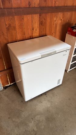 Midea 7 Cu Ft Chest Freezer | Excellent Working Condition | Garage Ready