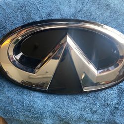 Infiniti Front Grille Emblema