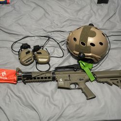 Airsoft gun + helmet