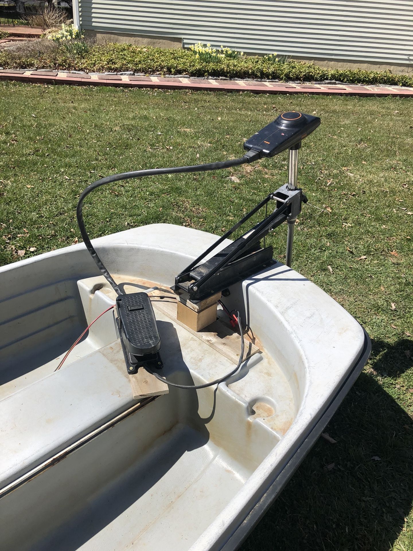 9.4’ Basstender bass boat with 2 trolling motors for Sale in Wilmington