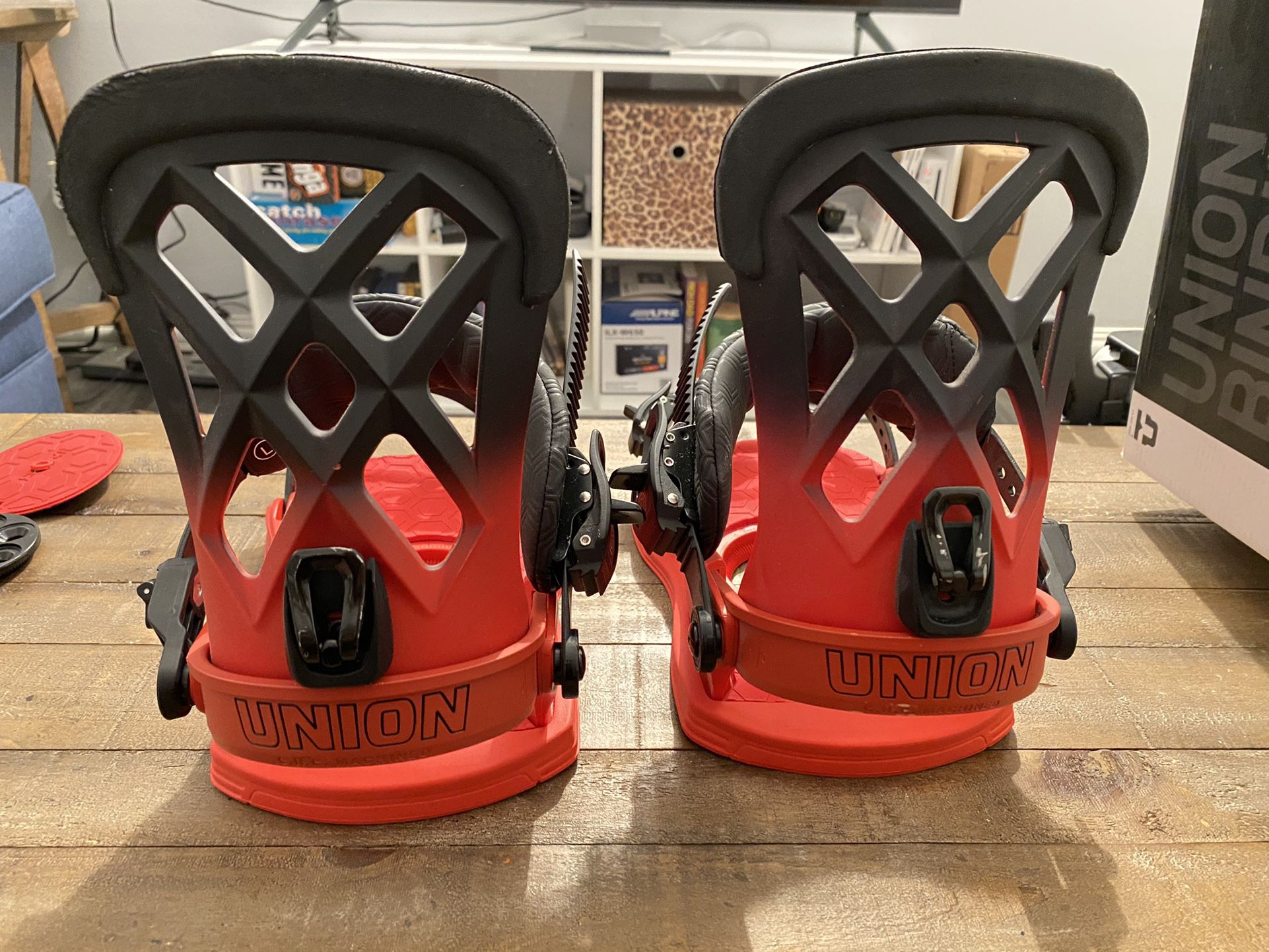 2017/Union Contact Pro Snowboard Bindings in Volt Red