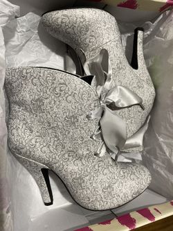 Women’s Lace Up Boots