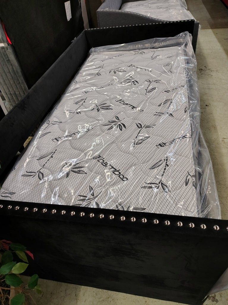 Twin Upholstered Daybed!